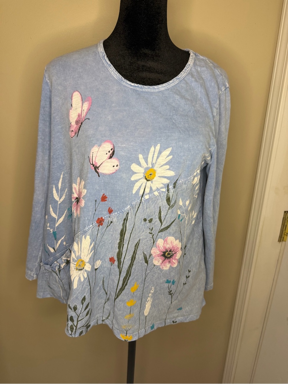 Jess & Jane Women's Medium Asymmetrical Floral Butterfly Mineral Wash Slub Top